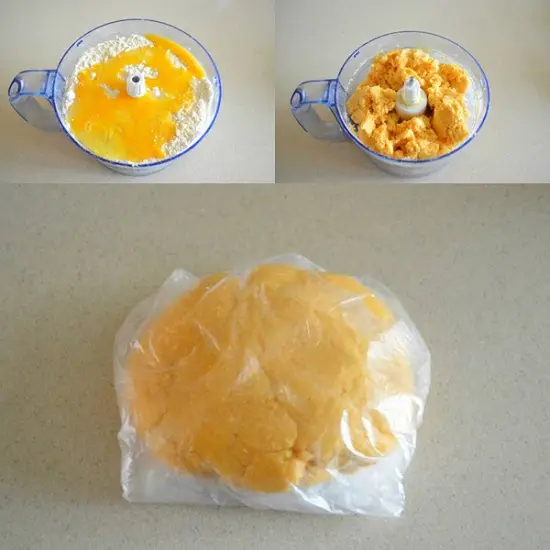 cho trứng vào bột