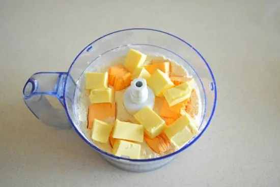 cho tiếp bơ và phô mai vào máy xay