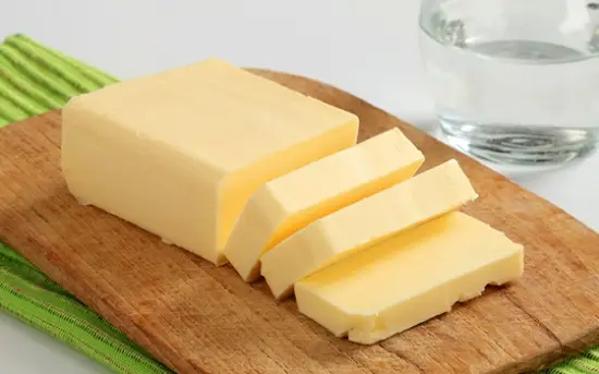 cắt nhỏ bơ lạnh