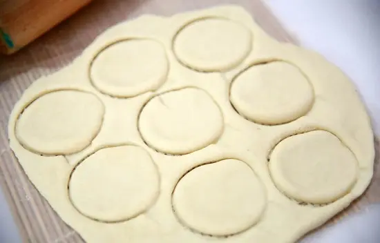 cắt vỏ bánh