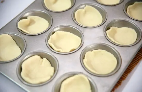 xếp vỏ bánh vào khuôn