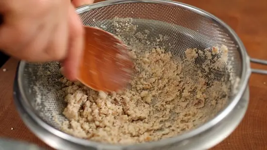 Cách làm bánh quy hạt dẻ thơm ngon độc đáo 5