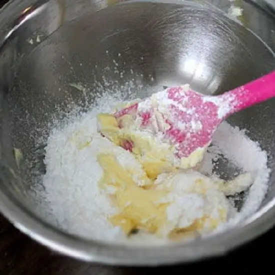 cho bơ và đường vào đánh nhuyễn