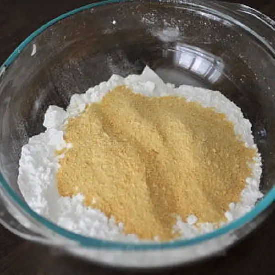 cho bột ngô và bột mỳ vào