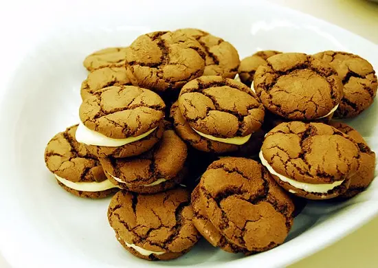 trình bày bánh quy oreo ra đĩa