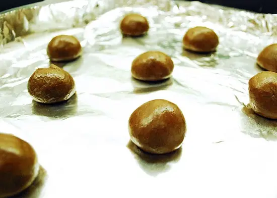 xếp bánh vào giấy nướng