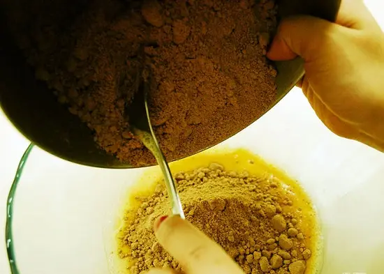 đổ bột bánh vào trứng