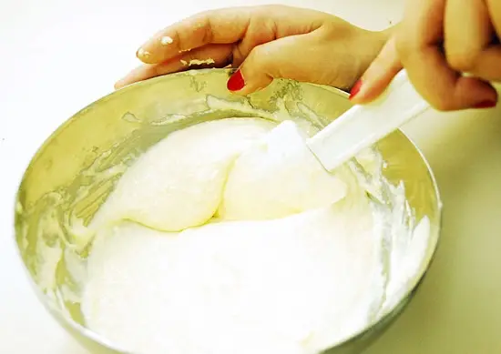 trộn đều hỗn hợp kem