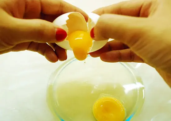 đập trứng ra bát