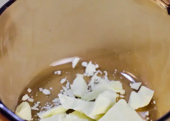 cho socola vào trong nồi