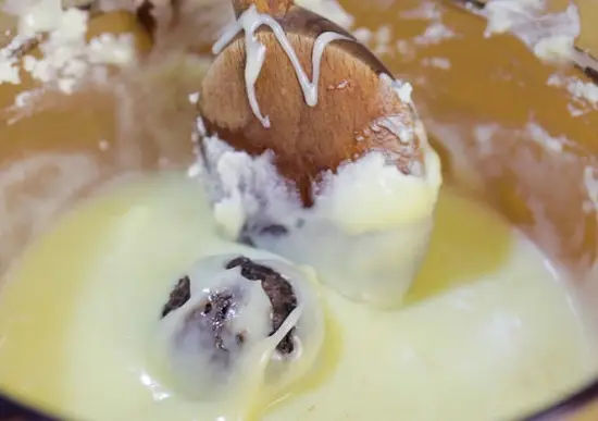 nhúng bánh quy vào trong socola