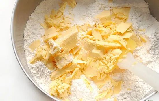 thêm bơ vào bột mì