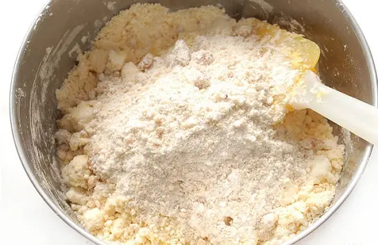 thêm hỗn hợp quả hồ đào