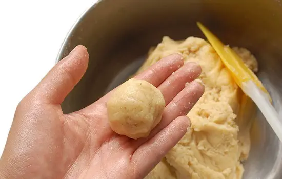 nặn bánh