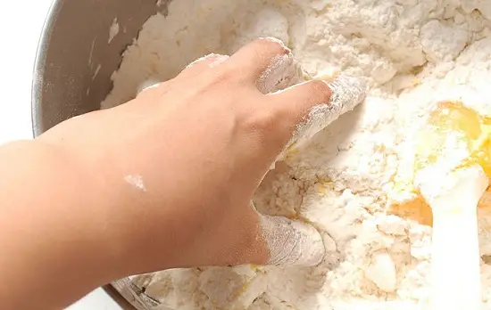 dùng tay nhào bột bánh
