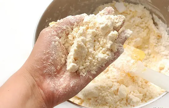 nhào bột lần 1