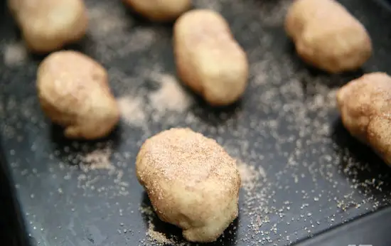 xếp bánh vào khay nướng