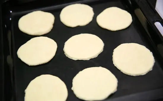 đặt vỏ bánh vào khay nướng