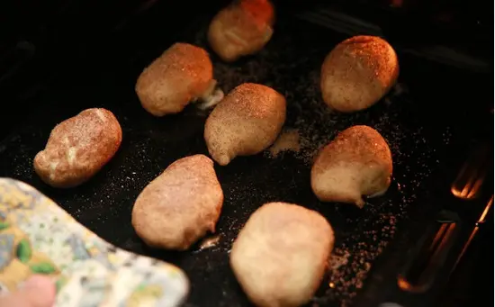 lấy bánh ra ngoài cho nguội