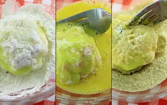 lăn viên khoai tây vào trứng và bột