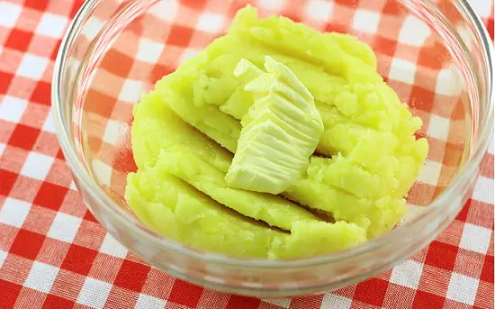 cho bơ vào khoai tây