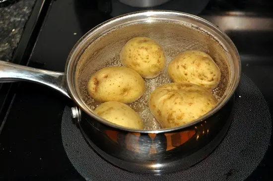 luộc khoai tây