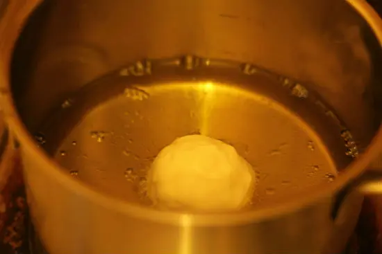 Chiên bánh rán mặn ngập dầu