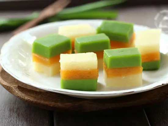 Cắt bánh sắn 3 màu thành những miếng bánh nhỏ bắt mắt