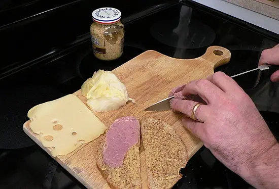 Cách làm bánh sandwich kẹp thịt bò bắp cải 4