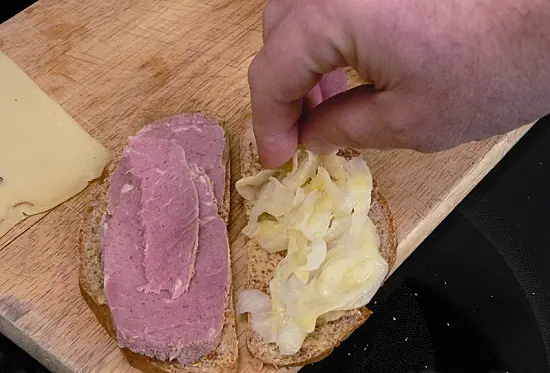 Cách làm bánh sandwich kẹp thịt bò bắp cải 5