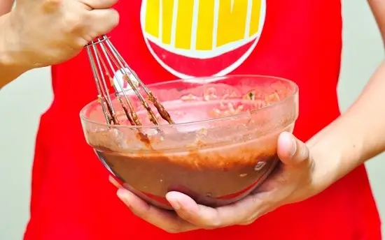 trộn hỗn hợp bột bánh