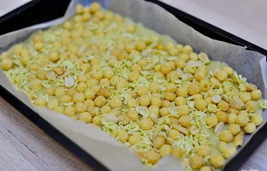 rắc hỗn hợp bánh vào khay