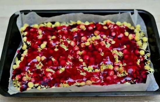 thêm mứt lên bánh