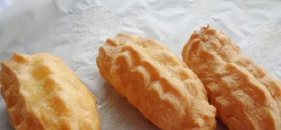 vớt bánh ra cho ráo dầu