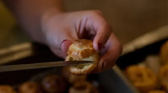 cho kem vào phần vỏ bánh