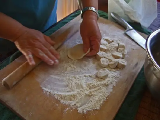 cán mỏng miếng bột ra