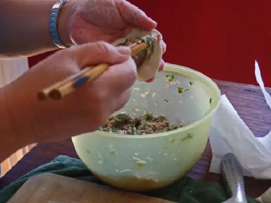 cho một thìa nhân vào