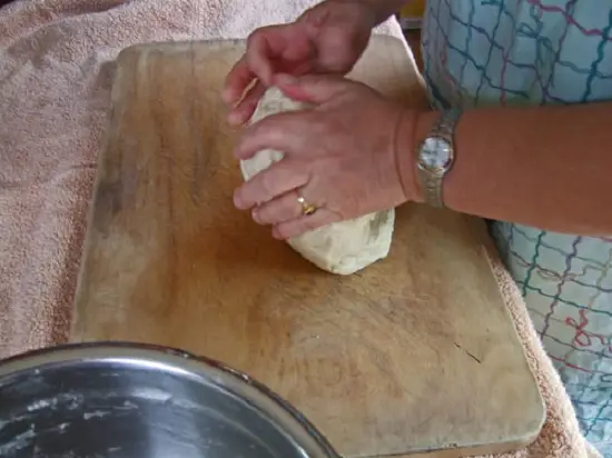 nhào cho bột bánh quánh dẻo