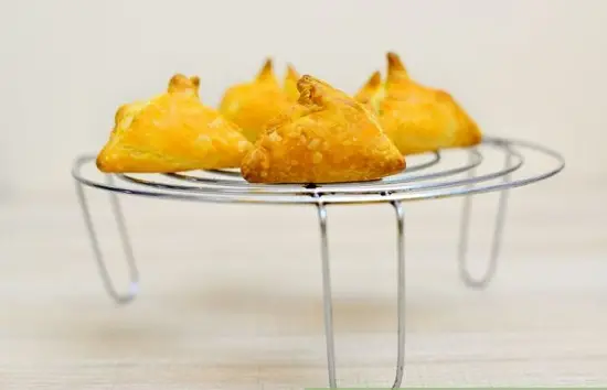 Cách làm bánh sủi cảo phô mai đặc biệt 7