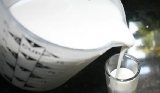 rót bột vào ly