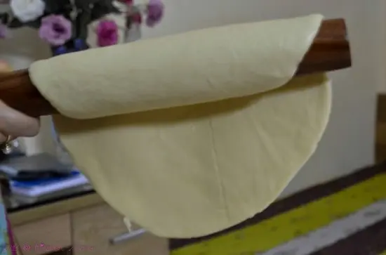 dùng gậy di chuyển bột bánh