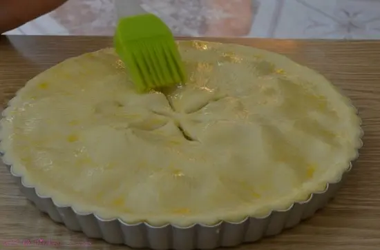 quết trứng lên bánh