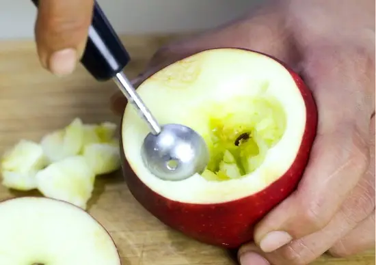 múc bỏ thịt táo