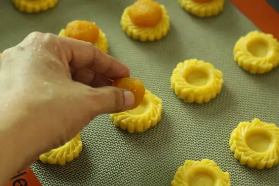 Đặt mứt dứa vào chính giữa bánh tart dứa