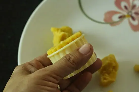 Sử dụng khuôn để tạo hình cho bánh tart dưá