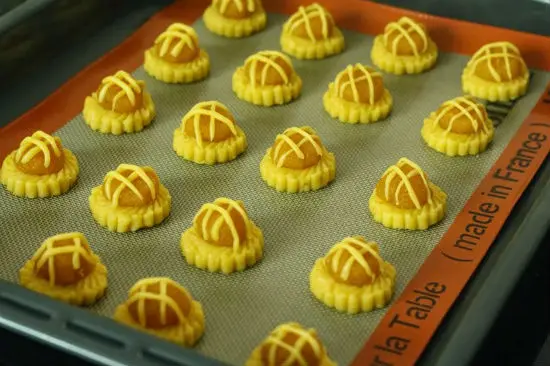 Trang trí cho bánh tart dưá thêm đẹp mắt bằng phần bột thừa