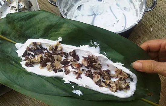 dàn đều bột và nhân ra