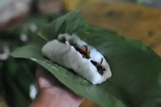 gấp 2 mép bánh lại