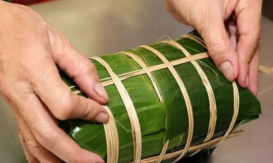 dùng lạt gói chặt bánh lại