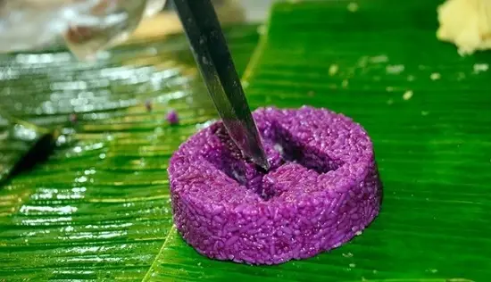 trổ chữ trên nếp cẩm